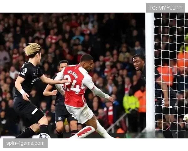 英超激战再掀热议：经典瞬间点燃球迷激情